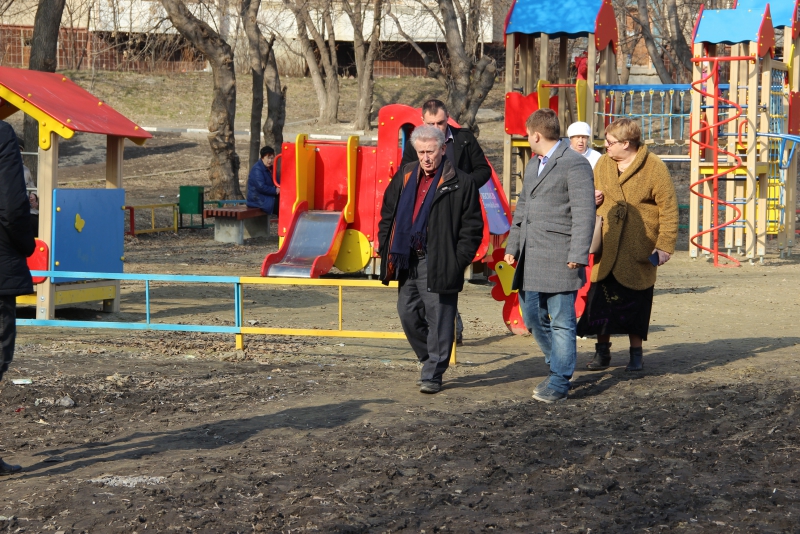 Общественники нашли в отремонтированных дворах Заводского района грязь и разруху