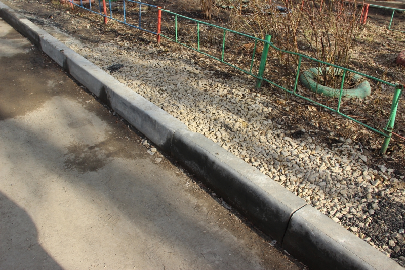 Общественники нашли в отремонтированных дворах Заводского района грязь и разруху