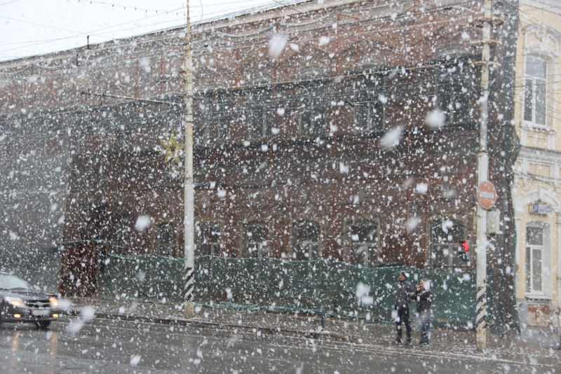 Падал крупный снег. Хлопья снега. Снегопад крупными хлопьями. Снег падает хлопьями.