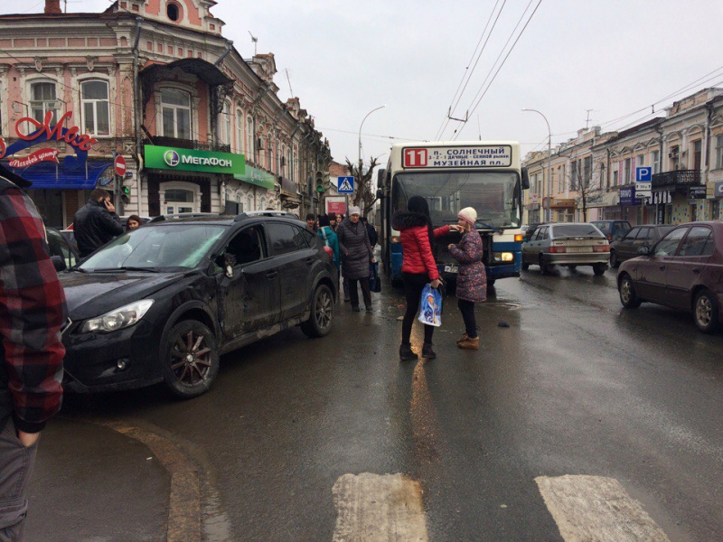В центре Саратова автобус столкнулся с легковушкой