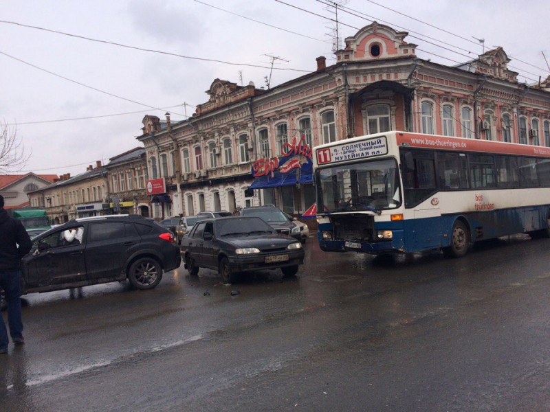 В центре Саратова автобус столкнулся с легковушкой