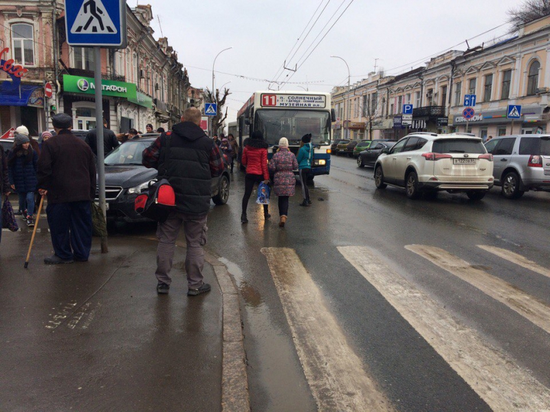 В центре Саратова автобус столкнулся с легковушкой