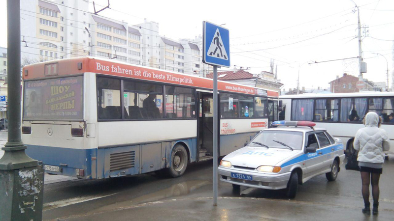 В центре Саратова автобус столкнулся с легковушкой