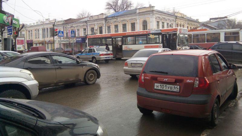 В центре Саратова автобус столкнулся с легковушкой