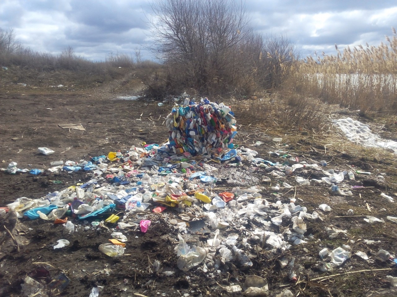 В Балакове найденные тюки мусора месяц валяются у водоема