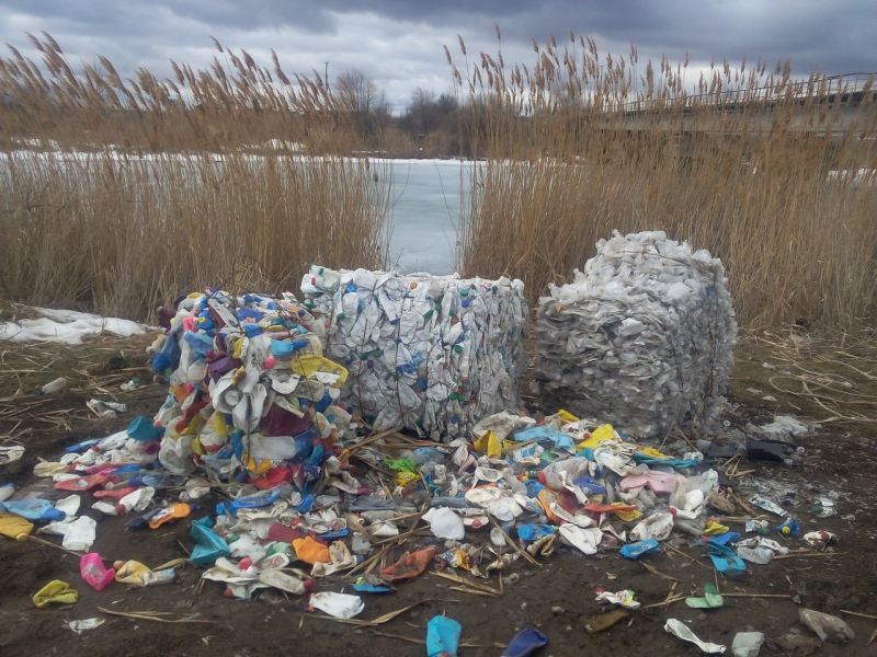 В Балакове найденные тюки мусора месяц валяются у водоема