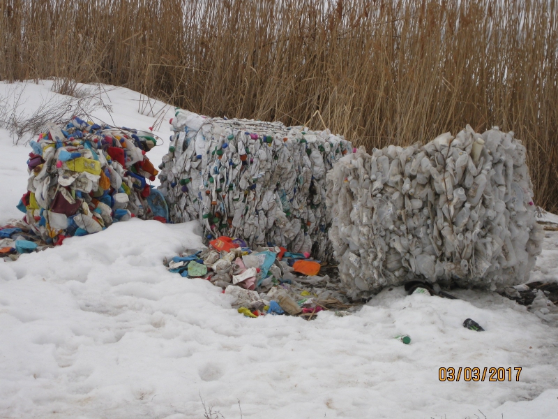 В Балакове найденные тюки мусора месяц валяются у водоема