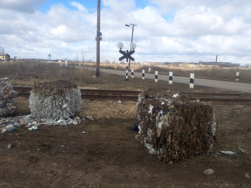 В Балакове найденные тюки мусора месяц валяются у водоема