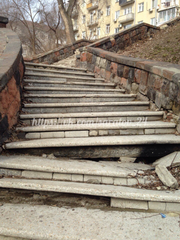 обвалилась лестница в подъезде. обрушение лестницы в подъезде. обрушение лестницы. обрушение лестницы. обрушение лестницы в подъезде.