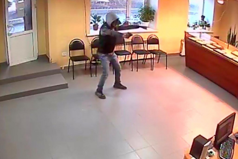 Саратовец пошел на разбой в ломбарде из-за проблем после армии