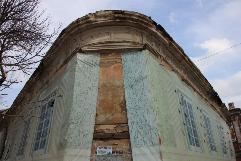 Разрушающийся фасад здания создает угрозу пешеходам