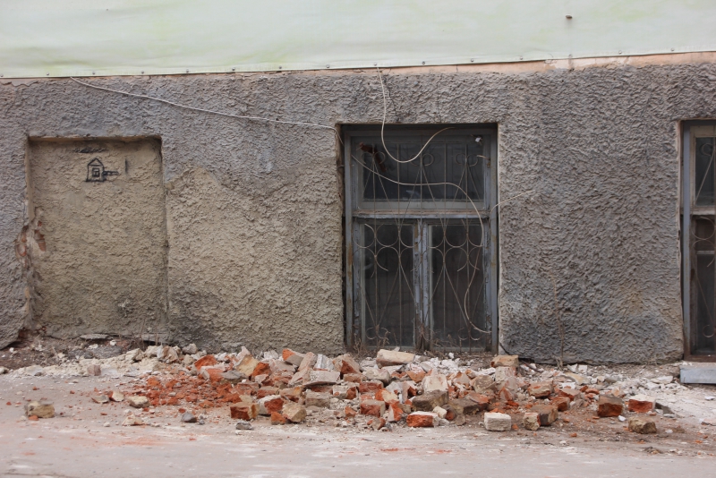 Разрушающийся фасад здания создает угрозу пешеходам