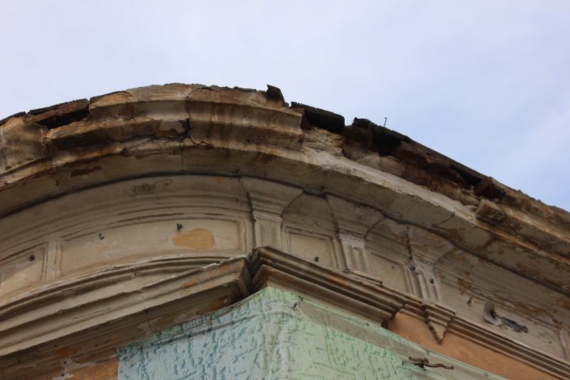 Разрушающийся фасад здания создает угрозу пешеходам