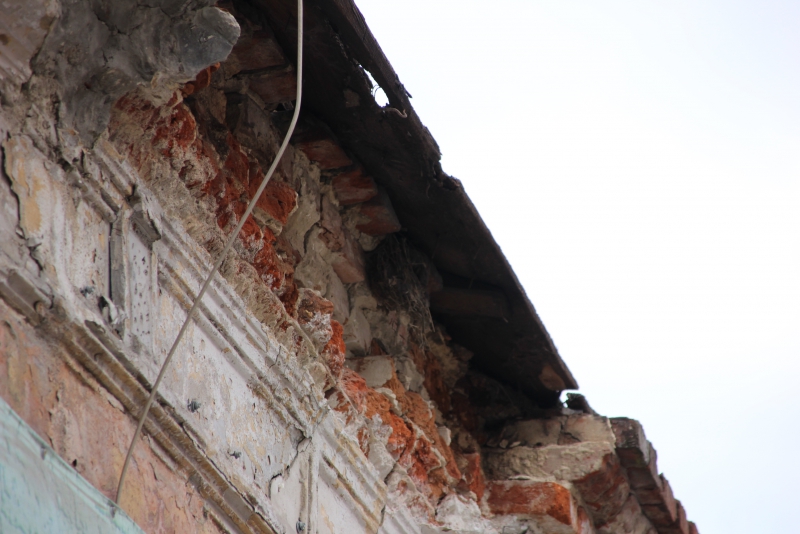 Разрушающийся фасад здания создает угрозу пешеходам