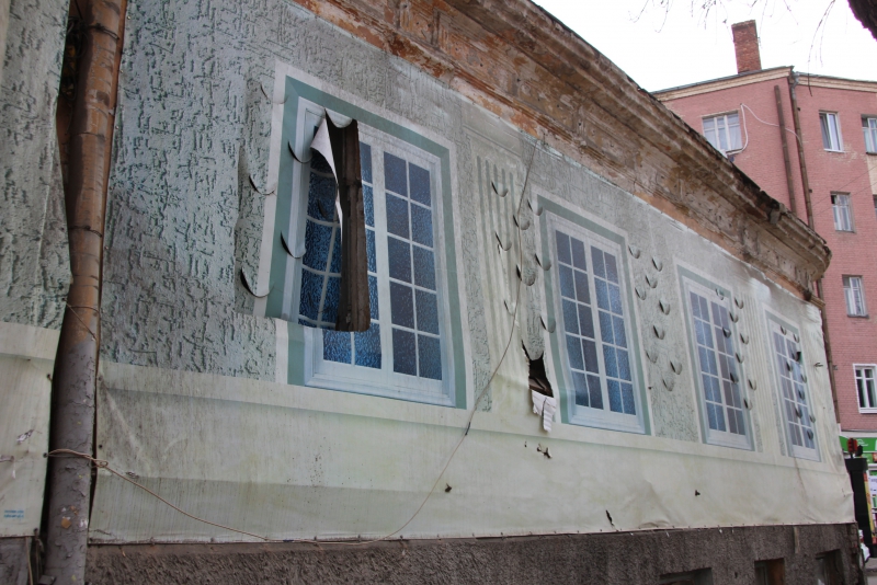 Разрушающийся фасад здания создает угрозу пешеходам