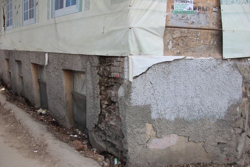 Разрушающийся фасад здания создает угрозу пешеходам