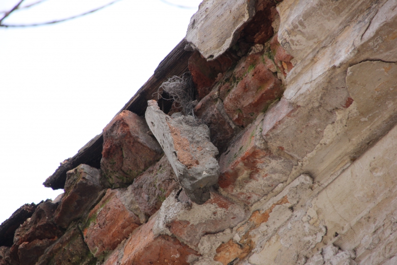 Разрушающийся фасад здания создает угрозу пешеходам