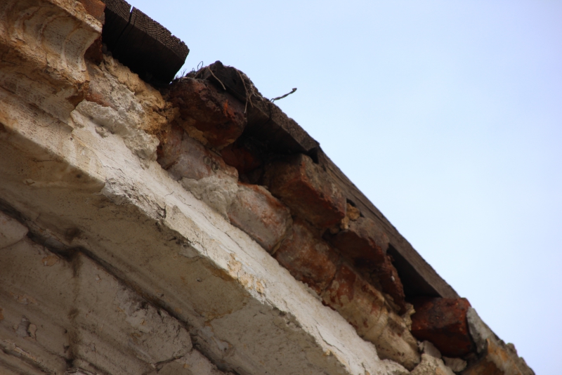 Разрушающийся фасад здания создает угрозу пешеходам