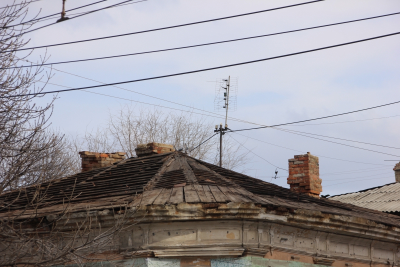 Разрушающийся фасад здания создает угрозу пешеходам