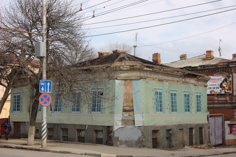 Разрушающийся фасад здания создает угрозу пешеходам