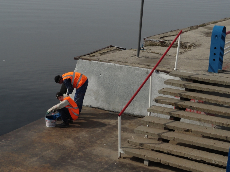 Отремонтировать разбитый причал на набережной должны до 26 апреля