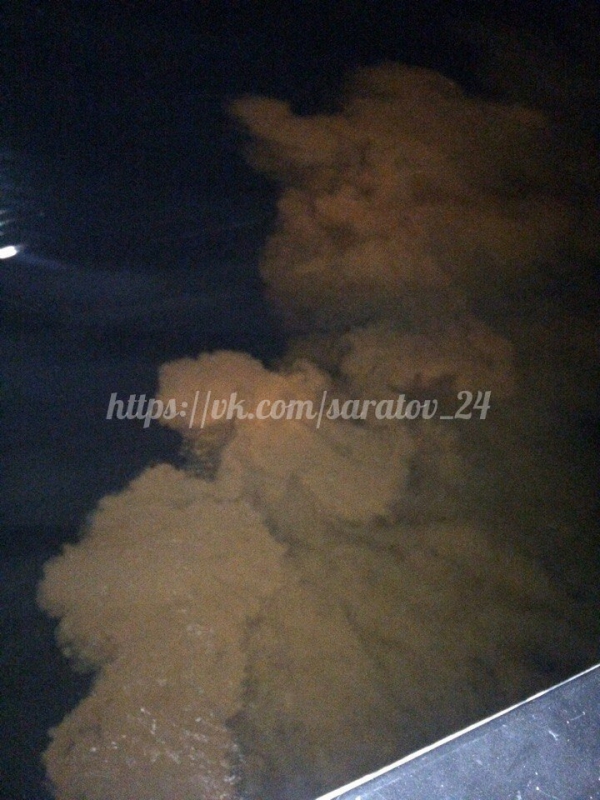 На Набережной Саратова в Волгу сливают неизвестное вещество