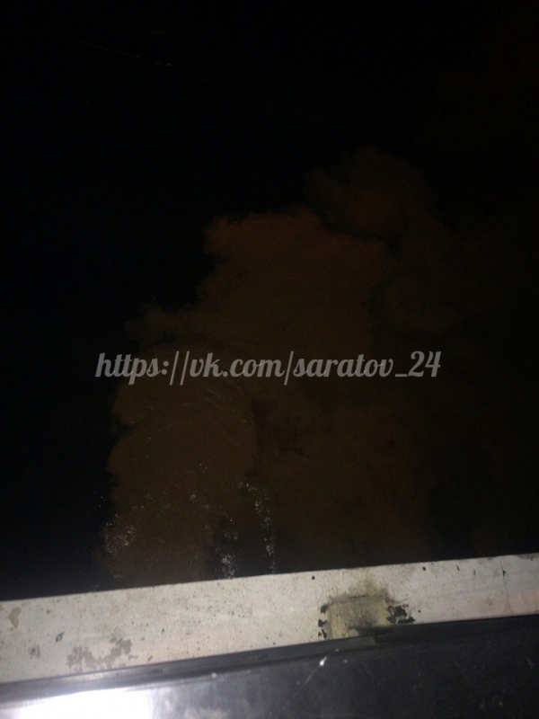 На Набережной Саратова в Волгу сливают неизвестное вещество