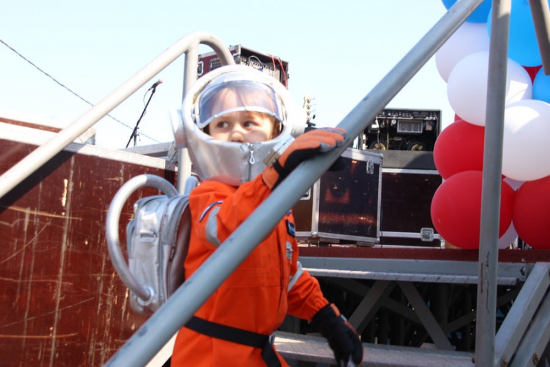 Саратовские дети подарили другу Гагарина модель лунохода