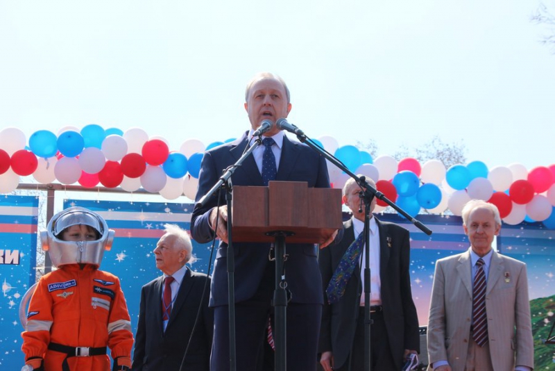 Саратовские дети подарили другу Гагарина модель лунохода