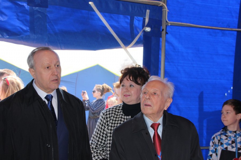 Саратовские дети подарили другу Гагарина модель лунохода