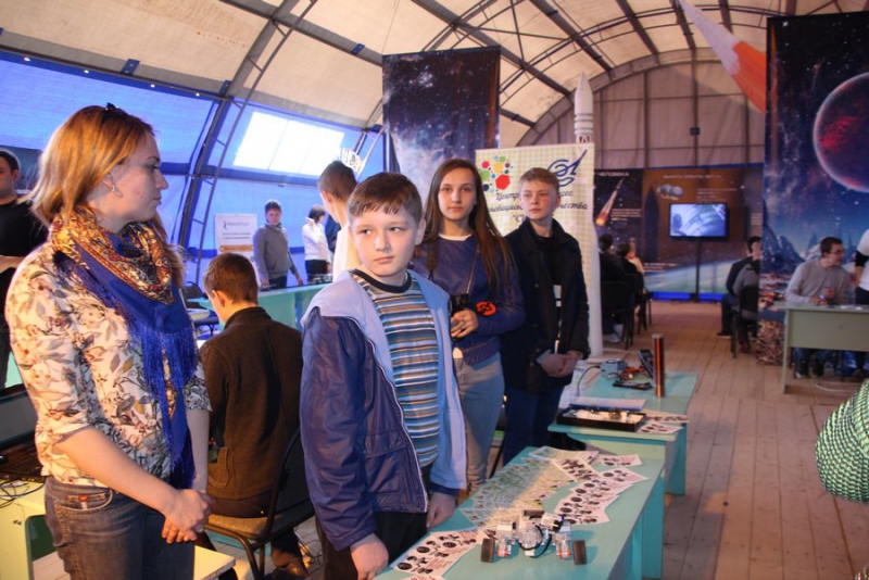 Саратовские дети подарили другу Гагарина модель лунохода