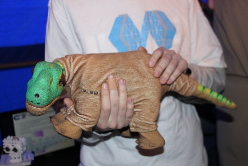 Саратовские дети подарили другу Гагарина модель лунохода