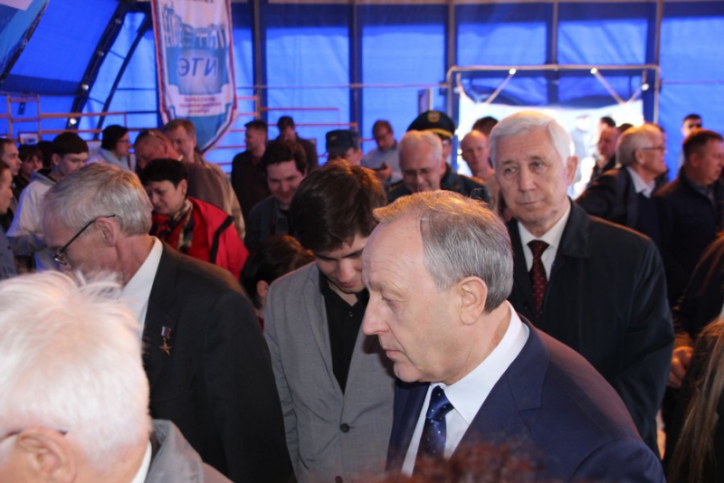 Саратовские дети подарили другу Гагарина модель лунохода