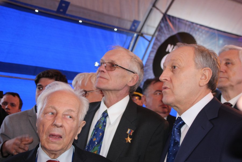 Саратовские дети подарили другу Гагарина модель лунохода