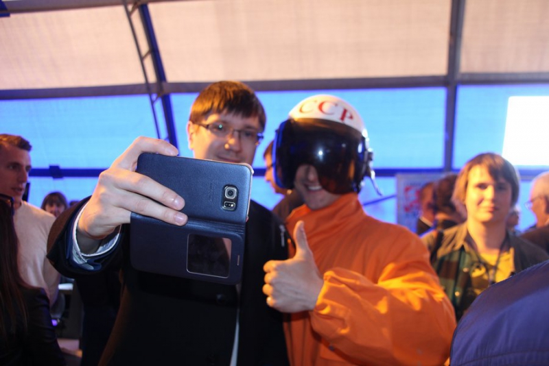 Саратовские дети подарили другу Гагарина модель лунохода