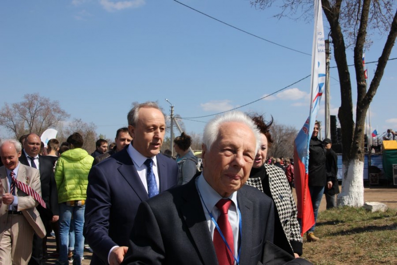 Саратовские дети подарили другу Гагарина модель лунохода