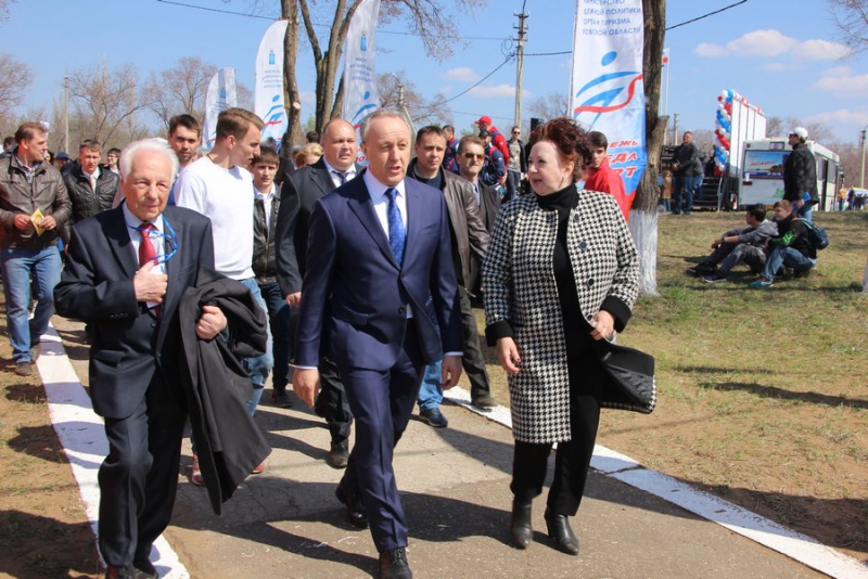 Саратовские дети подарили другу Гагарина модель лунохода
