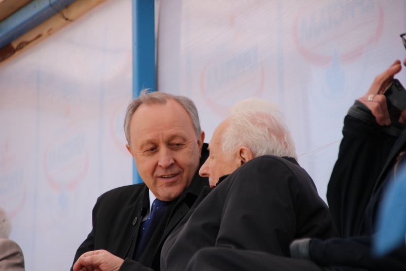 Саратовские дети подарили другу Гагарина модель лунохода