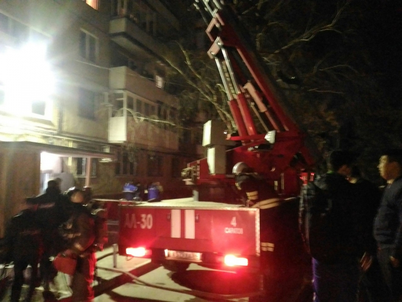 Из-за пожара в подъезде на Симбирцева эвакуировали 50 человек