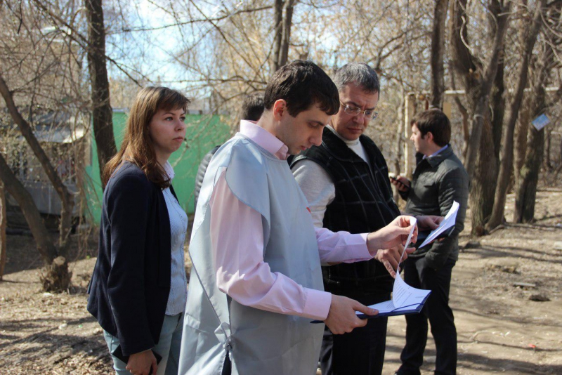 Участники рейда проверили, как очищается от мусора Заводской район