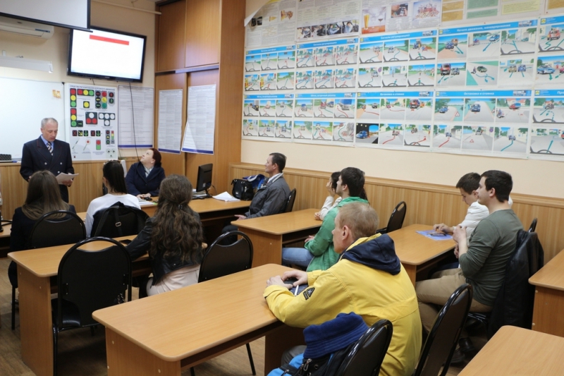 Саратовские железнодорожники предостерегли будущих водителей от опасных нарушений на переездах