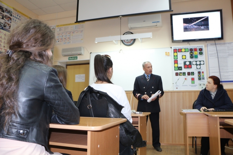 Саратовские железнодорожники предостерегли будущих водителей от опасных нарушений на переездах
