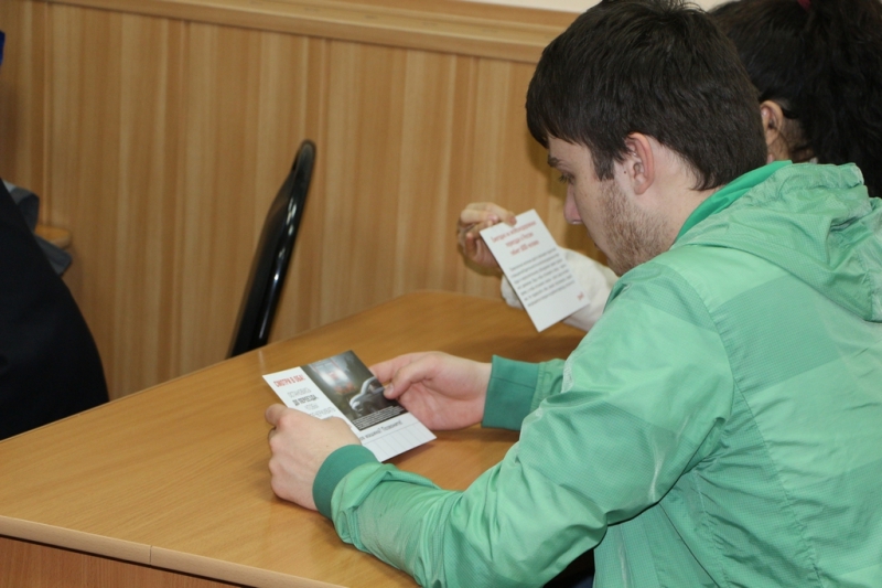 Саратовские железнодорожники предостерегли будущих водителей от опасных нарушений на переездах