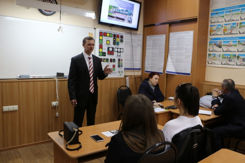 Саратовские железнодорожники предостерегли будущих водителей от опасных нарушений на переездах