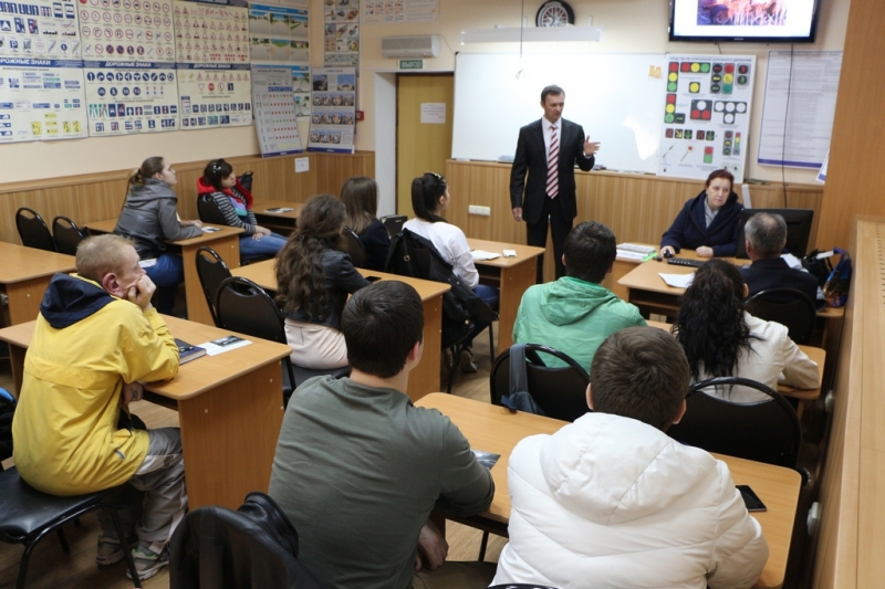 Саратовские железнодорожники предостерегли будущих водителей от опасных нарушений на переездах