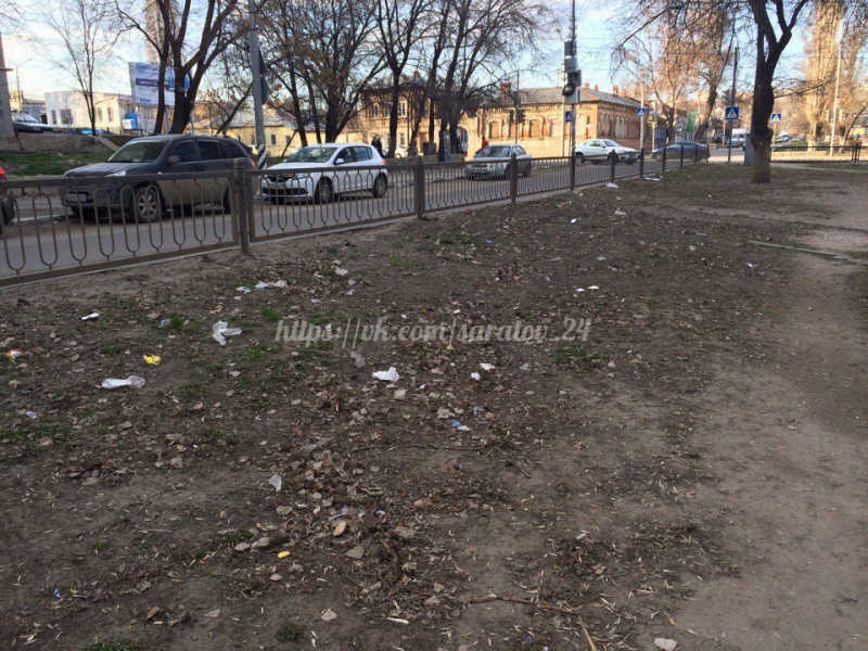 Неубранный после субботника мусор на Рахова разлетелся по скверу