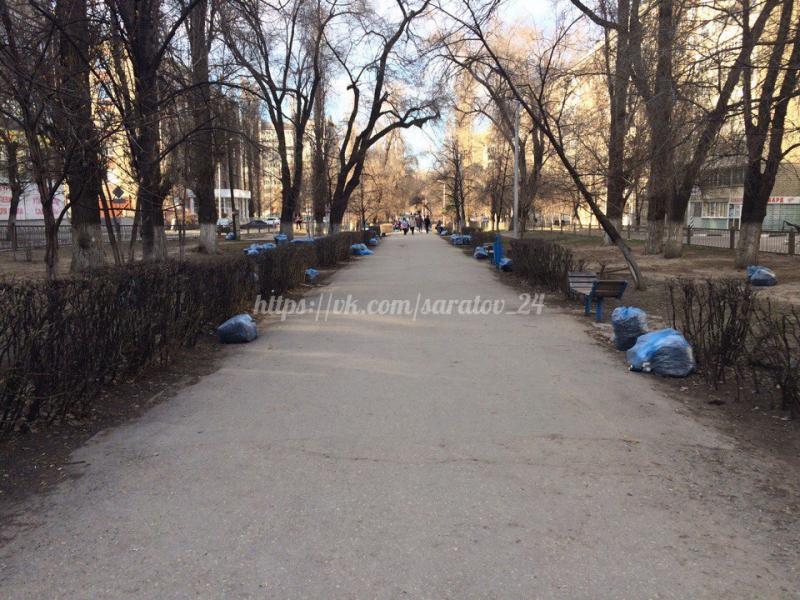 Неубранный после субботника мусор на Рахова разлетелся по скверу