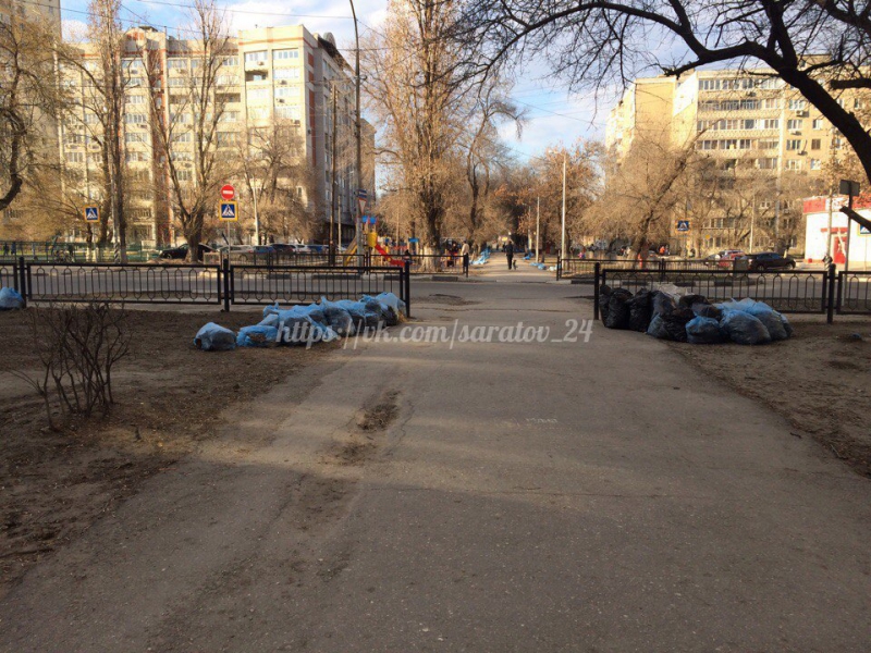 Неубранный после субботника мусор на Рахова разлетелся по скверу