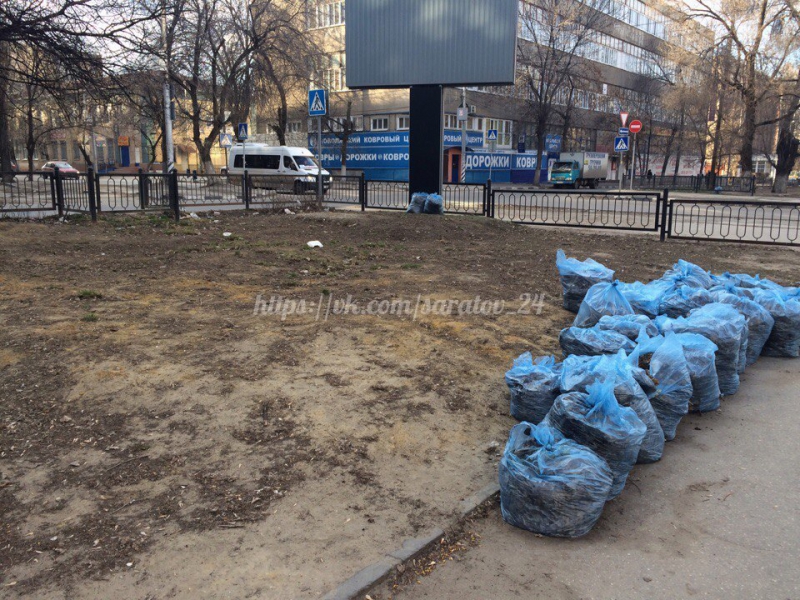 Неубранный после субботника мусор на Рахова разлетелся по скверу