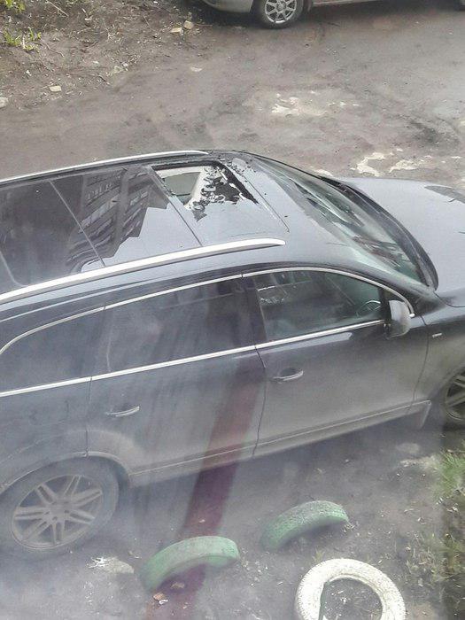 В Балакове упавший парапет повредил элитный внедорожник